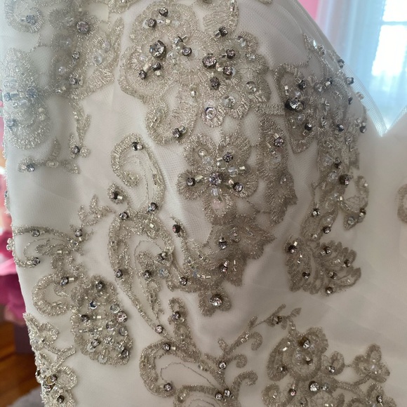 Allure Bridals 9300 wedding dress in ivory/silver - Picture 8 of 16